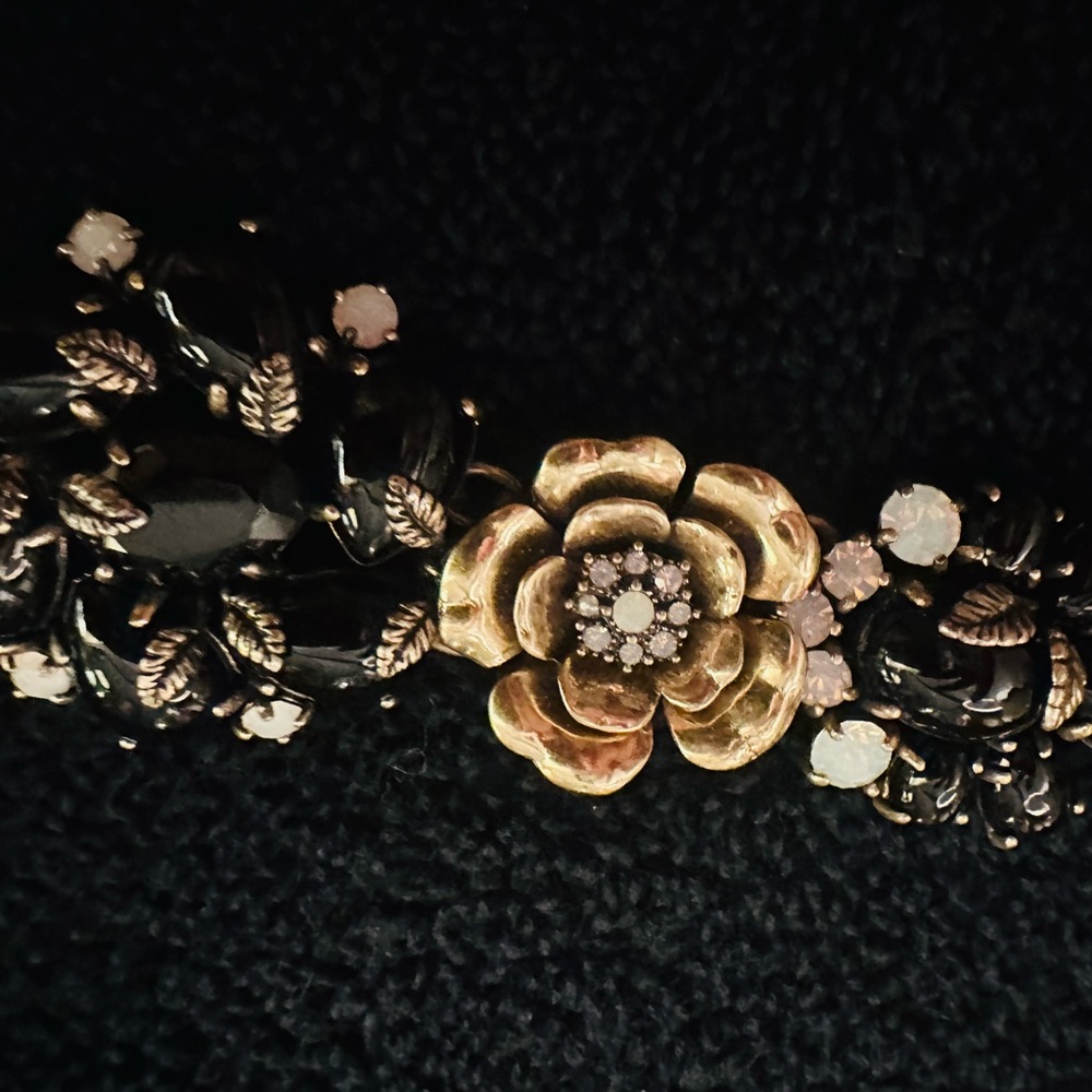 Exquisite Chloe + Isabel Black and Goldtone Floral Bracelet Intricate Accents - Picture 14 of 16
